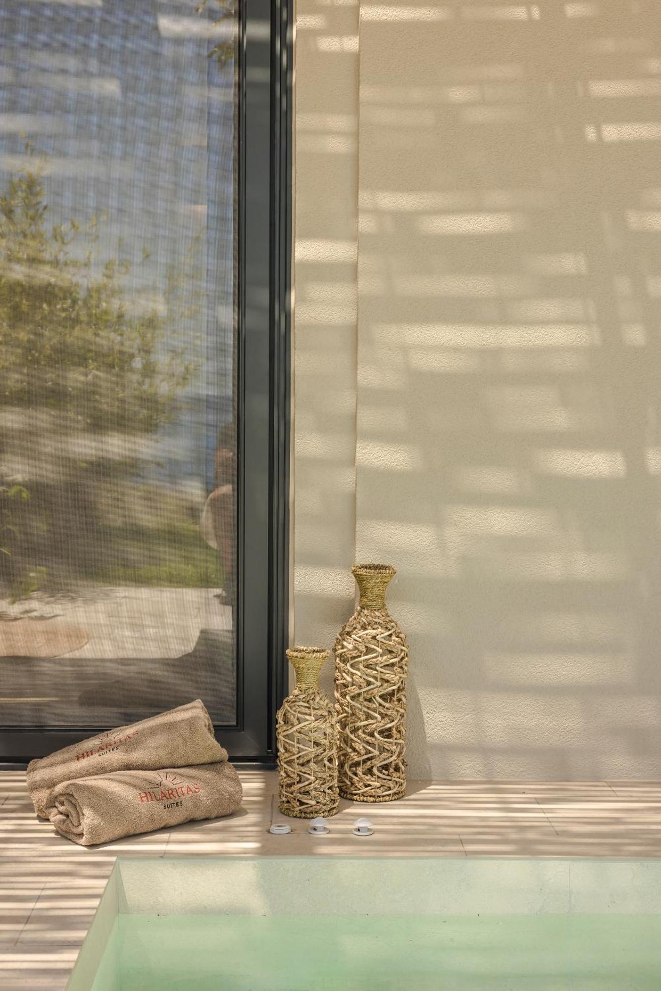 Hilaritas Luxury Suites Sea View, Private Pool & Jacuzzi Paradise Ratzaklion ภายนอก รูปภาพ